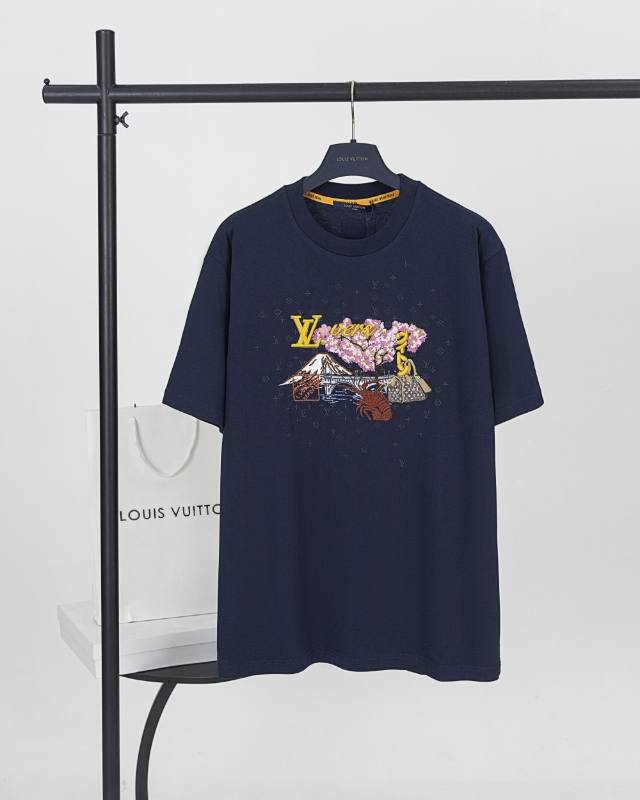 顶级版本.官网品质 Louis Vuitton*路易威登 Lv 25Ss龙虾雪山樱花刺绣短袖T恤 本款棉质T恤联袂创作的图案，以多种刺绣针法描绘活力盎然的美景，