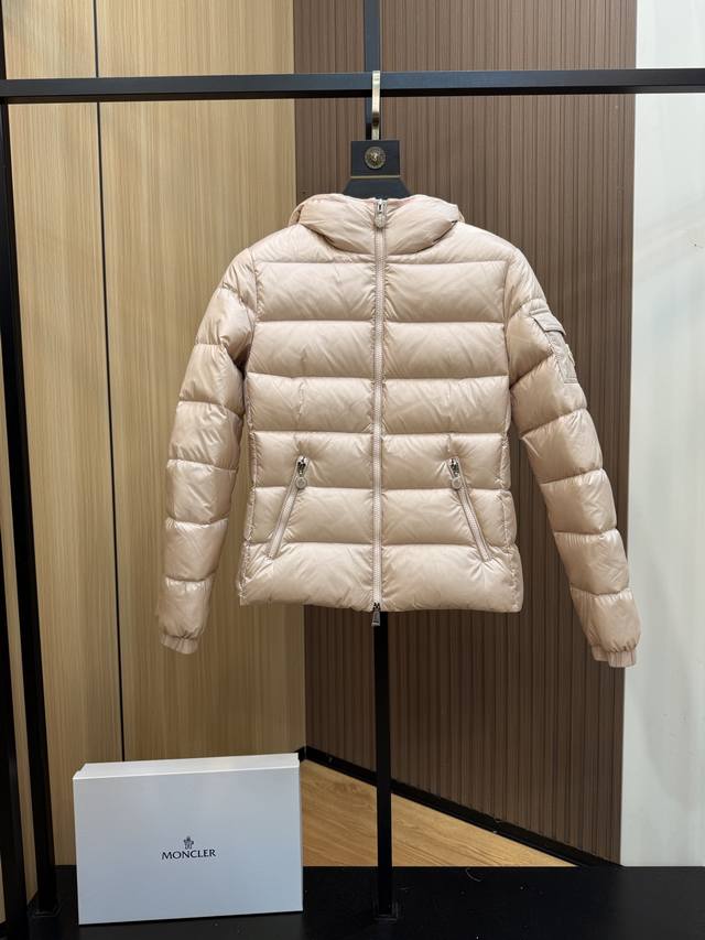 爆款2650秋冬新款羽绒服 原版1:1订制五金配件全进口原版定制 欢迎专柜对比 绝对的高品质 采用顶级90白鸭绒 超柔软 充羽量蓬松饱满 超级重工 面料做工杠杠