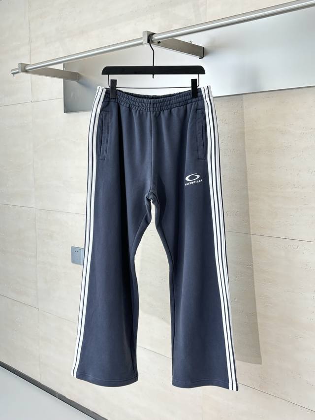 Balenciag* 巴黎Blcg 条纹直筒针织运动长裤 Tracksuit休闲长裤采用高科技弹力面料打造，兼具舒适度与功能性。裤身选用特殊工艺处理的科技材质，