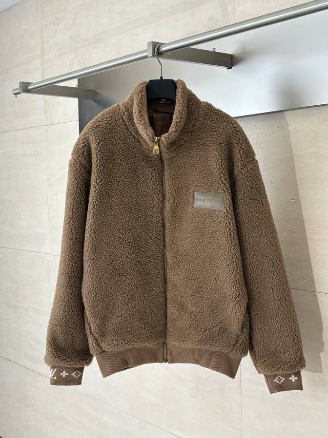 Lv 路易 绒面泰迪束腰夹克 袖口和内领融入撞色 Monogram 提花织纹里布，再于胸前真皮革贴饰压印路易威登标识。科技面料内衬铺陈全幅 Monogram 图