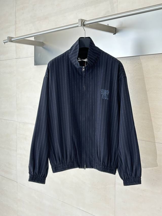 Acne Studio* 蝴蝶结条纹夹克 定制细韵条纹华贵织料以及Acne Studios 人丝提花里布 柔滑细腻 舒适贴肤 如丝绸般顺滑 以藏蓝色为主色调 优