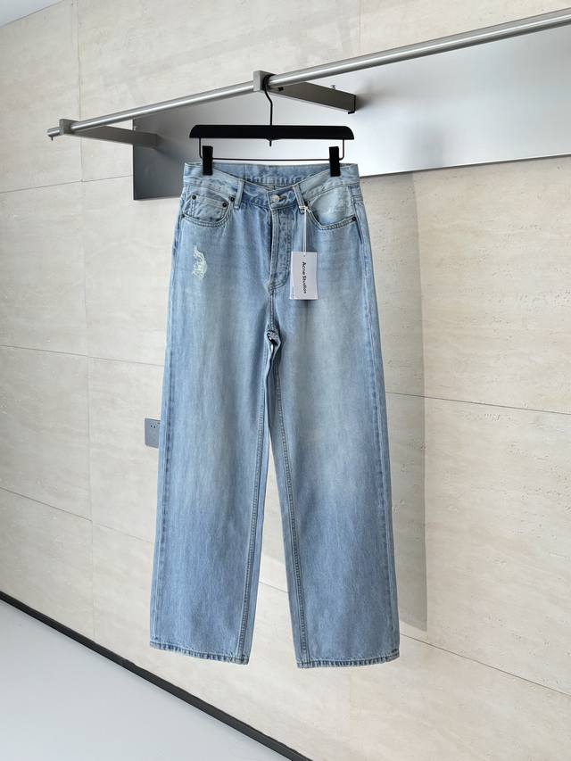 Acne Studio* 25Ss新款 基础破洞洗水牛仔裤 好穿不挑身材在搭配上没有太多的限制 随意简洁的衬托单品，来展现自己的风格姿态～ 对于它的实穿性不得不