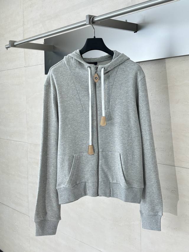 Lv 路易 25Fw秋冬新款皮革抽绳连帽拉链卫衣 定制Yb进口棉纶材质 柔软亲肤 久洗不易变形起球 质感十足 胸前饰以轮廓线装点 与开襟皮扣相互呼应 配合对称插