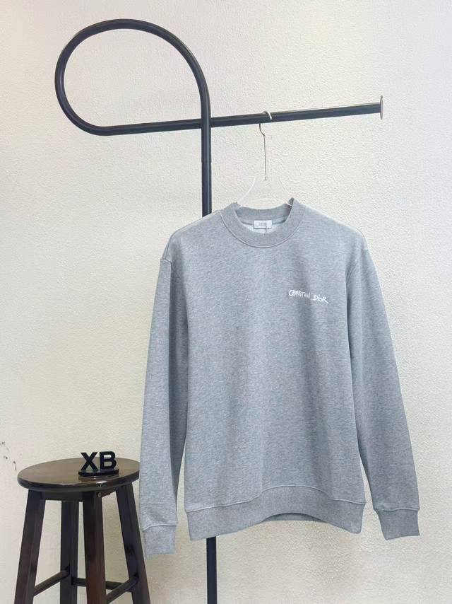 款号X225 灰色 Dior迪奥胸口字母刺绣圆领卫衣 面料采用400克毛圈高克重95棉5氢纶1×1双纱洗一辈子都不会变形的 男女同款 官网细节一致 全套包装 三
