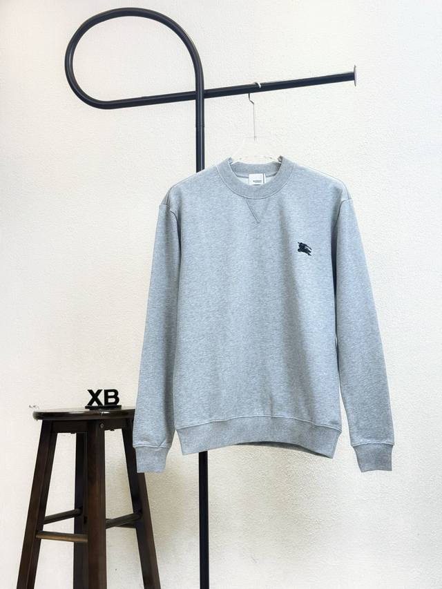 款号X224 灰色 Burberry巴宝莉胸口小标刺绣圆领卫衣 面料采用400克毛圈高克重95棉5氢纶1×1双纱洗一辈子都不会变形的 男女同款 官网细节一致 全