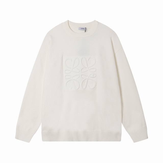 Loewe 罗意威 23Ss 新款正面Anagram压纹毛衣男女同款 1846年，历史悠久的皮具品牌Loewo作为马德里的工匠合作社正式创立，之后被德国企业家E