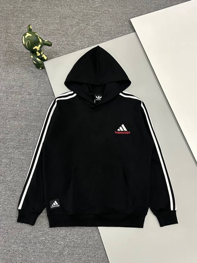 高品质]Balenclaga X A D巴黎世家联名阿迪款刺绣带帽卫衣面料定织大毛圈420克纯棉面料。采用进口百灵达绣花机5W针高密度刺绣．袖子是侧边为定织织带
