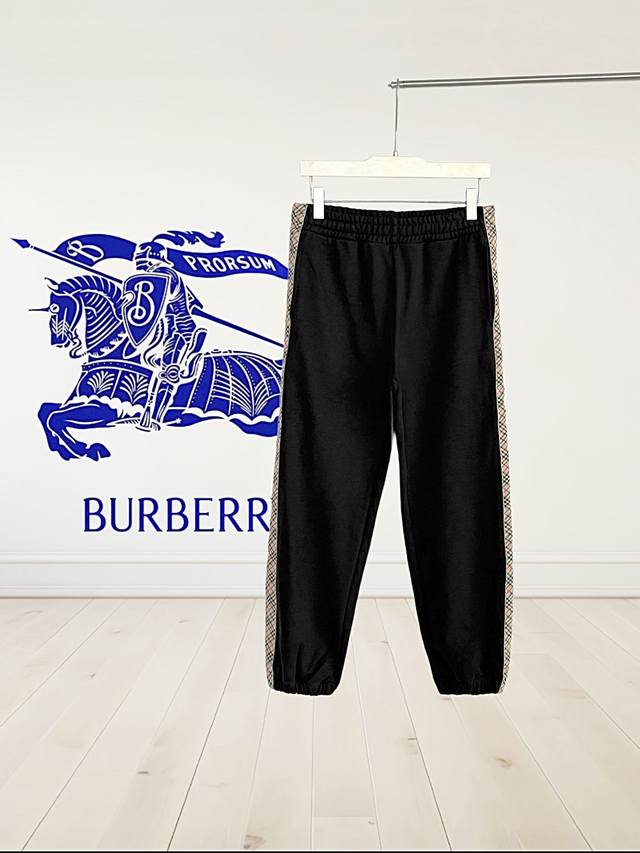 高版本]Burberry*巴宝莉 侧边格纹装饰丰质混纺长裤 2025斜格纹图案系列来临 ：经典的侧边斜格纹图案点缀，百搭男女休闲宽松长裤款、 不管是材质还是细节