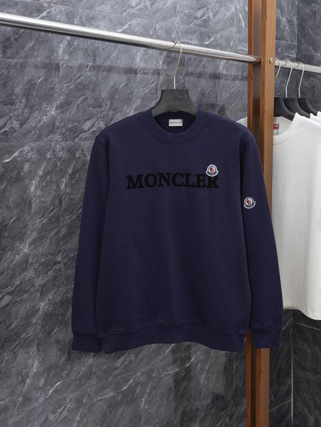 款号J042 Moncler 蒙口经典植绒袖子小标圆领卫衣 采用460克毛圈面料 走线清晰 原单定制1:1线条流畅而细腻 手感质感更佳 不易变形 不易缩水 不易
