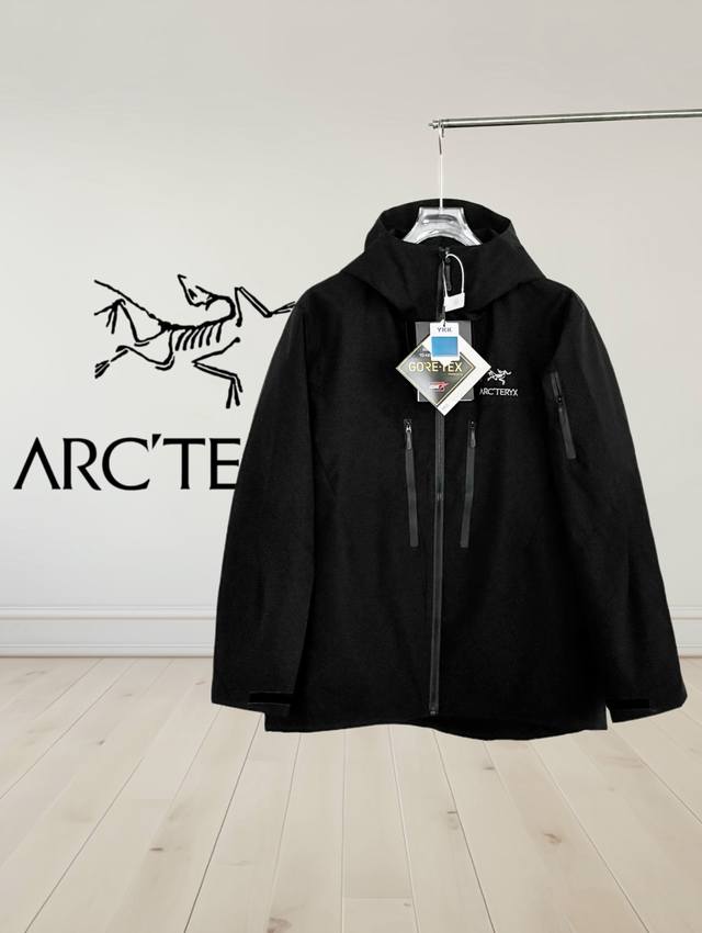高品质]Arc′Teryx Alpha Sv7代硬壳冲锋衣 工艺说明:采用Gore-Tex 3.0面料消光，内有衬裡。刺绣Logo图案 面料特点： 防污 防风