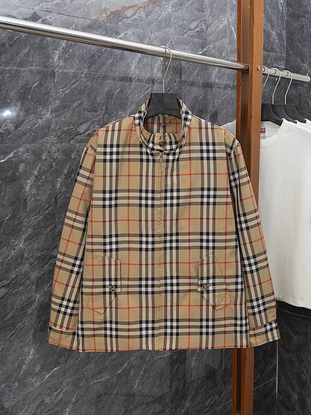 款号J041 Burberry 巴宝莉25走秀款外套1:1对版 采用400克斜纹棉面料 走线清晰 原单定制1:1线条流畅而细腻 手感质感更佳 不易变形 不易缩水