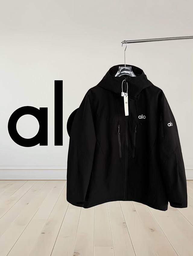 高品质]Alo 硬壳冲锋衣 工艺说明:采用Gore-Tex 70D平纹消光，内有衬裡。 面料特点： 防污 防风 防尘 做到三防 耐寒 保温 锦纶+氨纶 三标齐全
