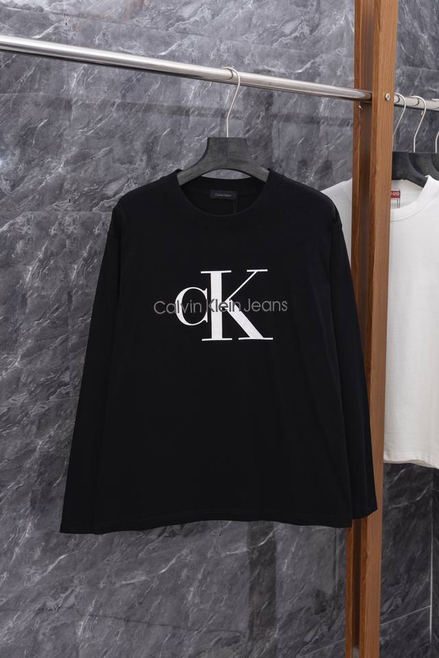 款号J035 Calvin Klein Jeans Ck经典刺绣字母长袖T 采用460克纯棉毛圈面料 走线清晰 原单定制1:1线条流畅而细腻 手感质感更佳 不易