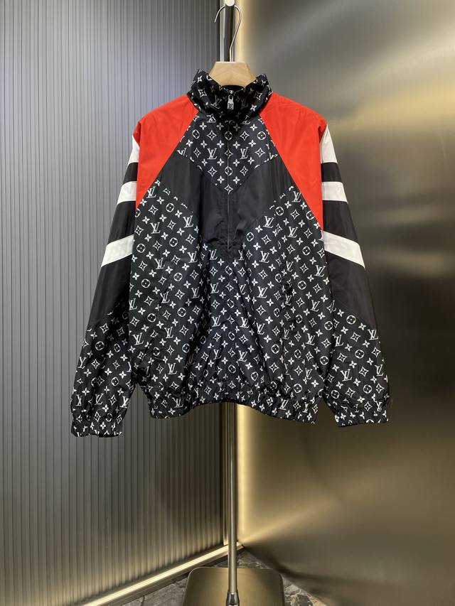 Lv 25Fw秋冬新款休闲运动长袖外套 全幅 Monogram 印花焕新动感廓形，红黑白撞色丰富视觉层次，内里黑色丝质面料 拉链开合门襟，下摆衣袖弹力带 Siz