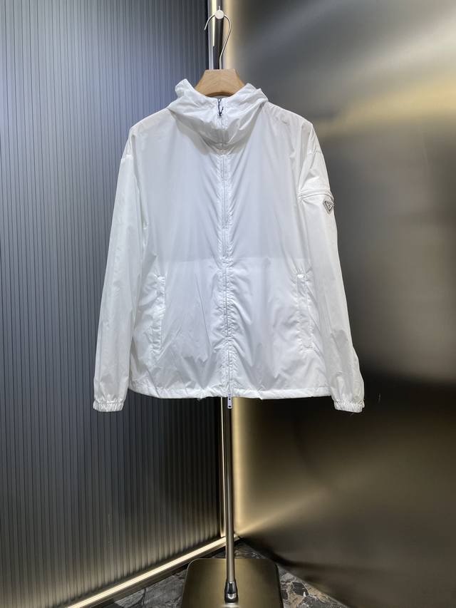 Prada 功能性拉链夹克 定制雅韵轻坚再生尼龙绸 轻盈如羽 舒适贴肤 以橄榄绿为主色调 以其独有的沉稳与优雅占据着一席之地 剪裁利落大方 线条流畅自然 侧面那