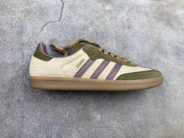 Adidas三叶草Samba Og 休闲板鞋 性价比天花板 该鞋款鞋面采用多种材料拼接 Superstar系列又备受众多滑板爱好者的青睐 这款Superstar