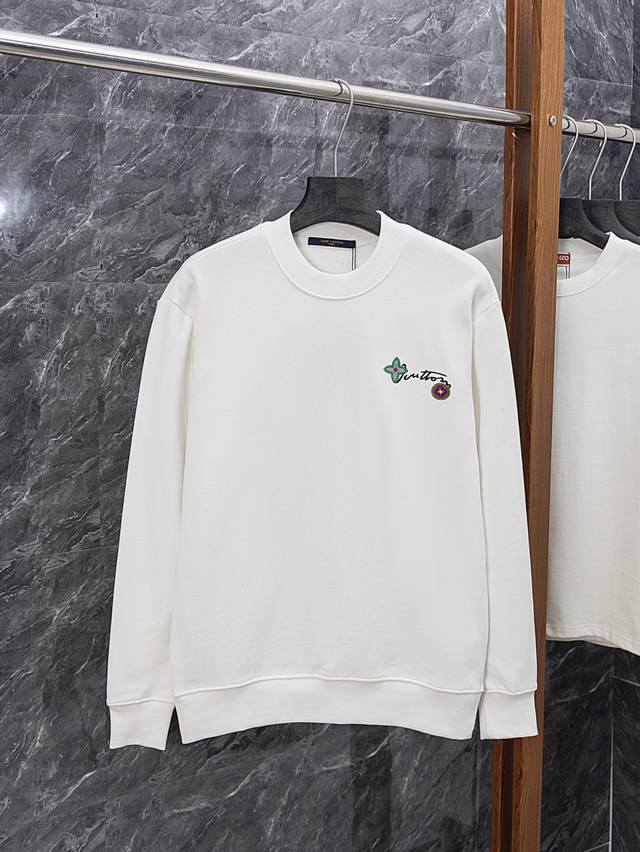 款号J018 Lv 驴家经典小花小标刺绣圆领卫衣 采用460克纯棉毛圈面料 走线清晰 原单定制1:1线条流畅而细腻 手感质感更佳 不易变形 不易缩水 不易褪色