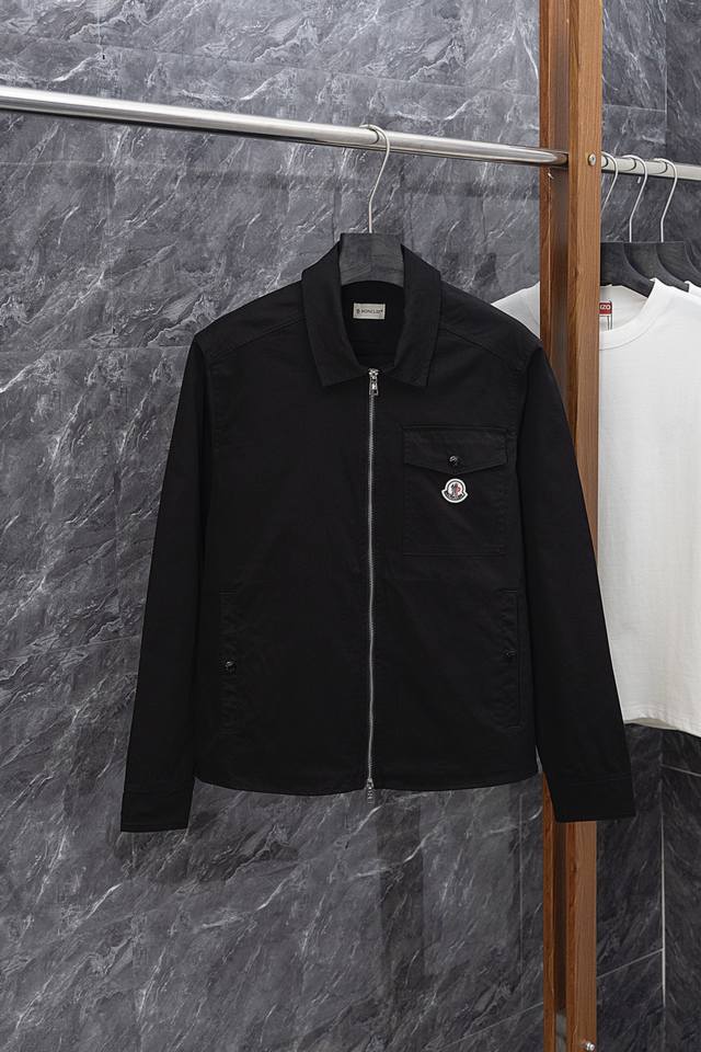 款号J017 Moncler 蒙口经典口袋小标夹克外套后 采用400克纯棉斜纹面料 走线清晰 原单定制1:1线条流畅而细腻 手感质感更佳 不易变形 不易缩水 不