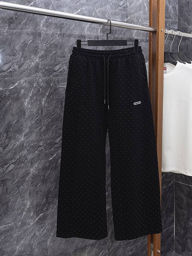 款号J016 Goodbrand 复合棉满天星长裤 采用460克纯棉面料 走线清晰 定制金属小银扣 原单定制1:1线条流畅而细腻 手感质感更佳 不易变形 不易缩