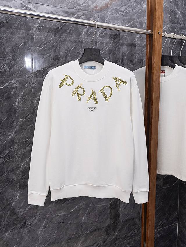 款号J010 Prada 普拉达经典麻绳刺绣圆领卫衣 采用460克纯棉毛圈面料 定制经典金属小三角 原单定制1:1线条流畅而细腻 手感质感更佳 不易变形 不易缩