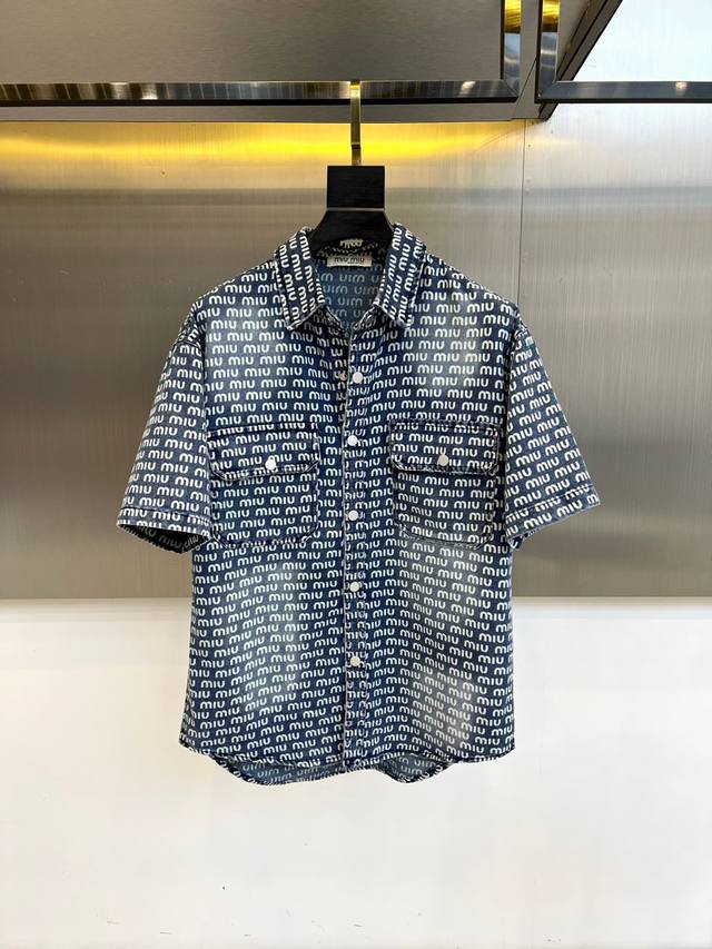 Miumiu、2025、夏季牛仔短袖翻领外套、定制洗水牛仔面料、绝佳版型、内搭白色短袖T恤、非常的干练、在单调的夏季、给到您不一样的穿搭体验、尺码48-56 模
