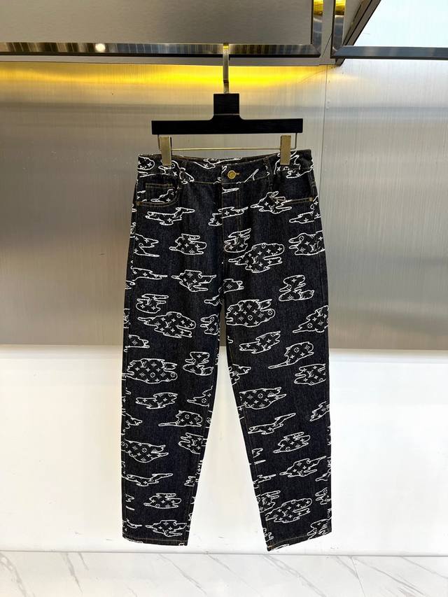 Lv、25Fw新品男士经典老花元素复古水洗牛仔裤！甄选客供进口重磅丹宁棉质牛仔面料精心制成，高端水洗磨白工艺处理，整体色泽简约出众，面料质感亲肤细腻，富有优越的