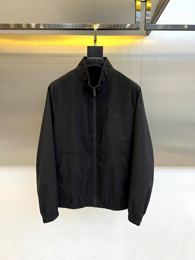 Ermenegildo Zegna 杰尼亚立领夹克外套，可商务可休闲日常穿搭！上身修饰身形、将时装美学和新都市商务休闲概念完美融合，通体将意式的极简、干练和户外