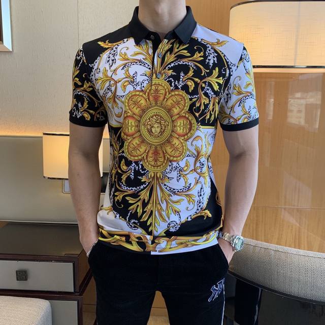 V思哲 2025Ss春夏时尚翻领短袖系列，原版打造，精选优质-进口双丝光珠地棉面料，定制面料，数码直喷工艺，质感柔软，贴身冰爽顺滑。吸湿排汗，简约大方又不失时尚