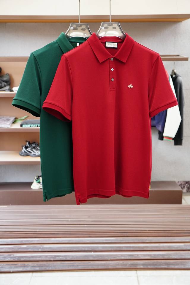Gucci 古奇，2025商务休闲针织短袖Polo衫门襟定制天然母贝扣闭合，作为男装品牌的引导者，细节把控也是 常到位48-56