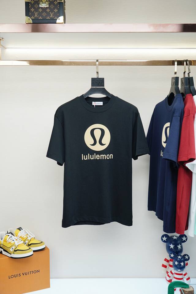 Lulu 2025夏季独家专供新款原单男士休闲短袖 高端定制 高端版本 时尚百搭爆款进口纯棉面料 手感超柔软细腻 穿着亲肤舒适 高端精品 代工厂P精细做工 上身