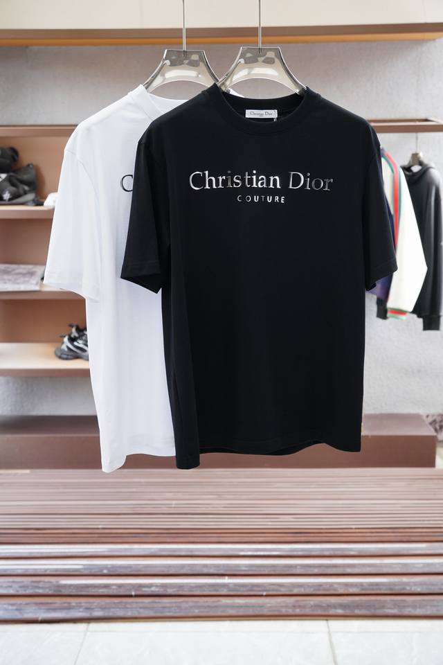 Dior 迪奥- 25Ss春夏新款来袭～～～作为新贵的首选 整体的设计颇具时尚感 今天推荐他家25年旅行系列短袖T恤 让整体更加时尚 看似简单T恤 细节上处处都
