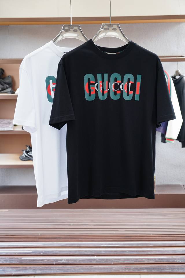 啊Gucc古奇 25Ss春夏新款来袭～～～作为新贵的首选 整体的设计颇具时尚感 今天推荐他家25年旅行系列短袖T恤 让整体更加时尚 看似简单T恤 细节上处处都体