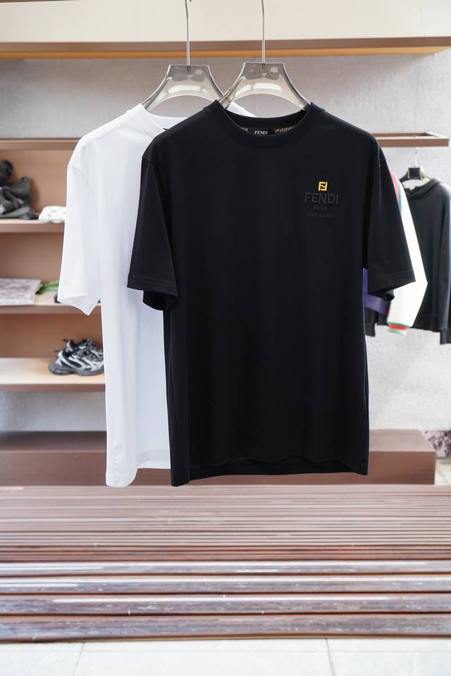 Fendi 芬迪 25Ss春夏新款来袭～～～作为新贵的首选 整体的设计颇具时尚感 今天推荐他家25年旅行系列短袖T恤 让整体更加时尚 看似简单T恤 细节上处处都