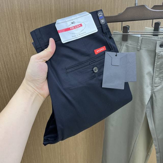 Pd 2540Ss春夏新品，官网同步有售，男士高端商务休闲西裤，高端进口面料，带弹力，后面采用硅胶字母压胶，五搭配，即经典又时尚，合体裁缝，上身效果无约束感 ，