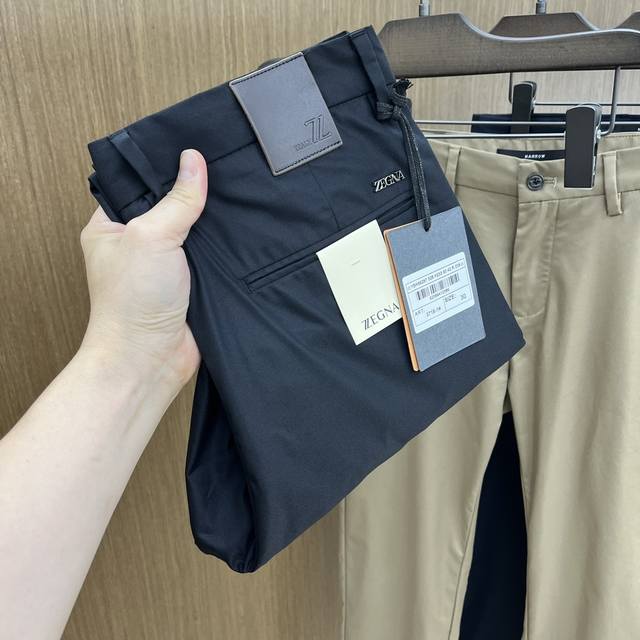 Zz 2540Ss春夏新品，官网同步有售，男士高端商务休闲西裤，高端进口面料，带弹力，后面采用硅胶字母压胶，五搭配，即经典又时尚，合体裁缝，上身效果无约束感 ，