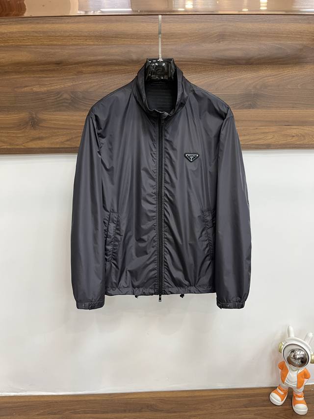 主推 Prada Ss早春最新款普拉达立领休闲外套 三角金属Logo高端品质夹薄棉外套，透气舒适合成面料，上身帅气有型，一点不拘束、上身超级舒适！整件超级酷炫上