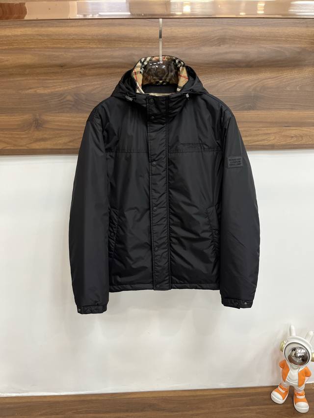 主推 Burberry Ss早春最新款巴宝莉连帽休闲棉衣外套 字母Logo刺绣款棉衣外套，三角金属Logo高端品质、透气舒适合成面料，Logo采用时下流行刺绣设