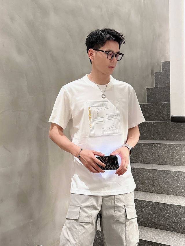 芬迪 新款圆领短袖凹凸工艺，更加时尚舒适，上身非常有型， 客供辅料，客供进口高档面料质感非常细腻，细节工艺精湛考究，塑造性极高的一款单品，任何时装都可以搭配，版