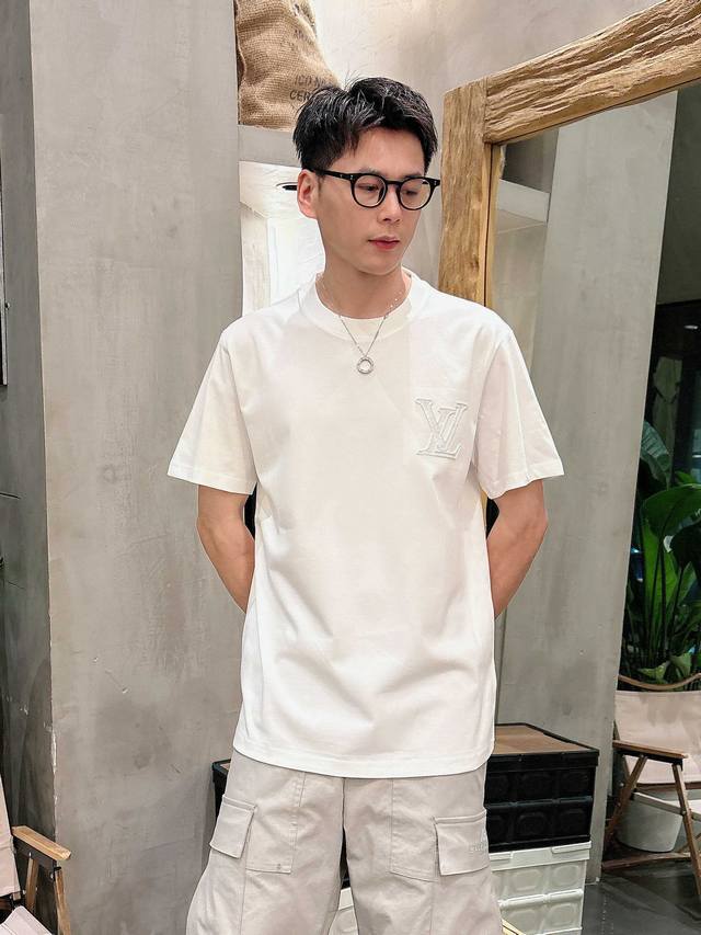Lv 圆领短袖全新刺绣工艺，后幅本布绣更加时尚舒适，高标准定制，上身非常有型， 客供辅料，客供进口高档面料质感非常细腻，细节工艺精湛考究，塑造性极高的一款单品，