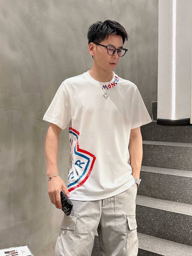 蒙口 夏季新品，人工手绘工艺，高定面料 玉蚕丝般的丝滑 时尚经典圆领短袖时尚单品设计，更加时尚舒适，高标准定制，上身非常有型，客供辅料，客供进口高档面料质感非常