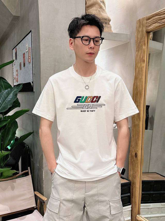 Gucci古驰 新款短袖 日常出门闭眼搭定制丝光弹力棉面料短袖T恤 魅力在于创造了简约奢华感的时尚,随意搭配感受英式风格独特气质. 宽松的版型展现出休闲随意的风