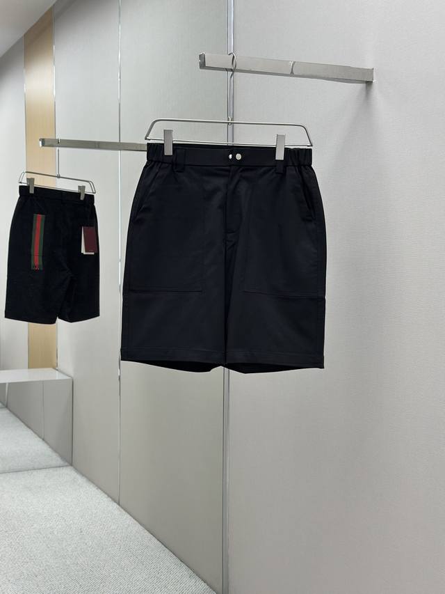 Gucc1 男士精品休闲裤顶级面料休闲短裤 最新款上身版型无敌正绝对可以闭眼收的一款此款裤子非常百搭，弹力腰围,日常上班户外运动都可以穿着，是时尚休闲与户外运动