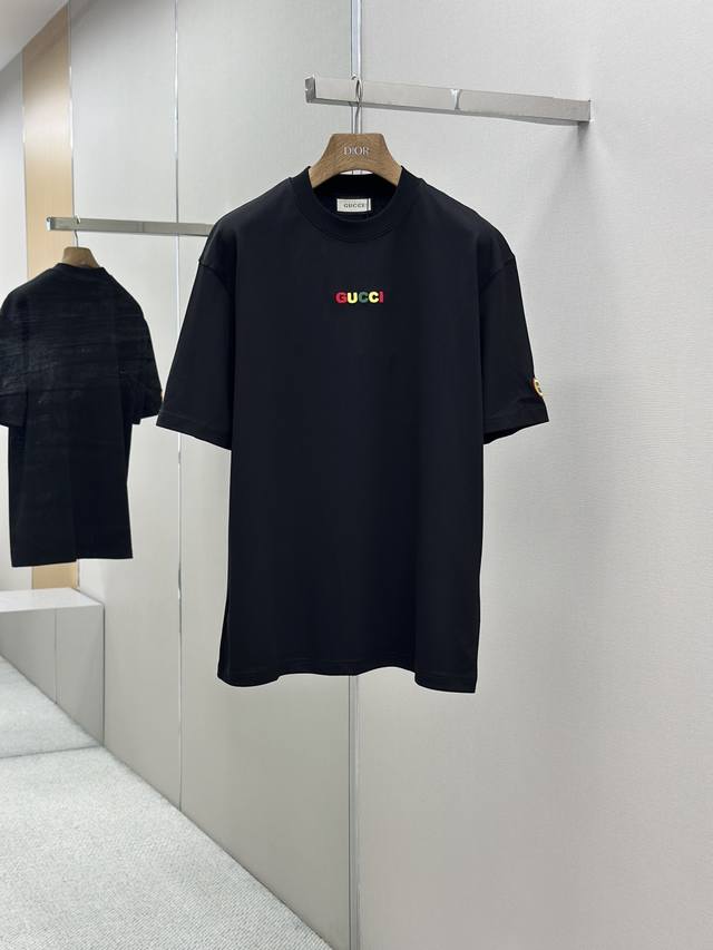 Gucci 25Ss春夏新款首发专柜最新款短袖圆领T恤 高端订制 设计前卫时尚！品牌Logo重工艺设计 高端定制230克面料.手感柔软.穿着舒适.专柜级别精致车