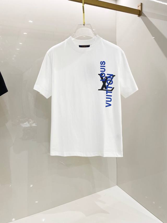 Lv 2025Ss春夏新款棉质圆领短袖T恤 胸前印花工艺 顶级丝光棉面料定制 标准版型 黑 白 卡其 三色 男女同款 码数：S M L Xl Xxl
