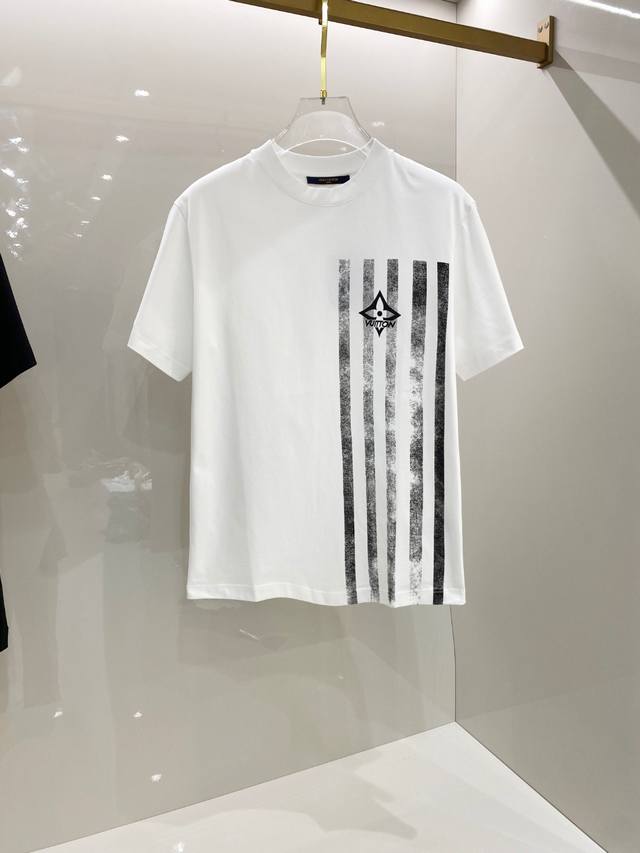 Lv 2025Ss春夏新款棉质圆领短袖T恤 胸前印花工艺 顶级丝光棉面料定制 标准版型 黑 白 两色 男女同款 码数：S M L Xl Xxl