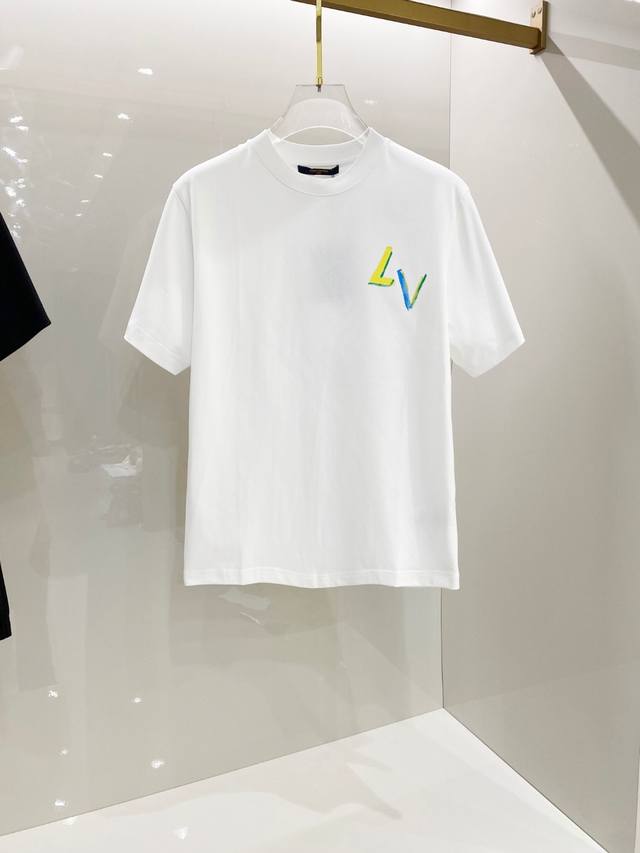 Lv 2025Ss春夏新款棉质圆领短袖T恤 胸前手绘涂鸦工艺 顶级丝光棉面料定制 标准版型 黑 白 两色 男女同款 码数：S M L Xl Xxl