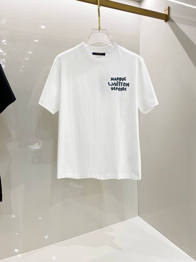 Lv 2025Ss春夏新款棉质圆领短袖T恤 胸前重工刺绣标识 顶级丝光棉面料定制 标准版型 黑 白 两色 男女同款 码数：S M L Xl Xxl