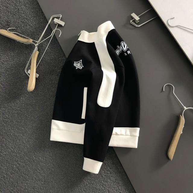 L牌*合身版型M-Xxxl 2025秋冬云黑米拼色错位字母刺绣立领外套，后幅贴布绣融合，精致工艺专柜面料，顶级元素融合打造，3标齐全，潮男时尚，无论是上身舒适度