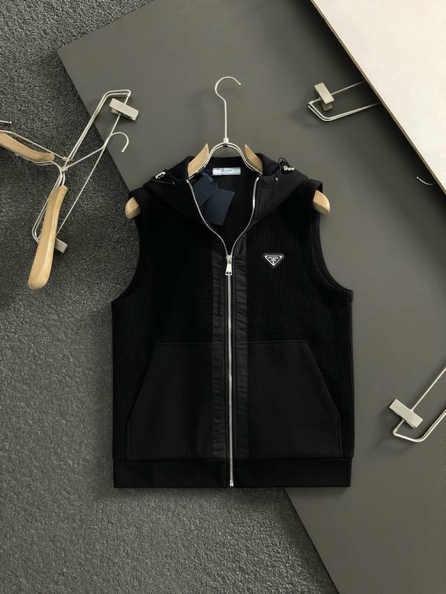 Prad*合身版型M-Xxxl 25秋冬最顶级纯色百搭金属三角标针织拼接连帽马甲，顶级工艺针织面料融合金属五金辅料拉链开衫马甲，顶级时尚百搭款，进口面料，顶级高