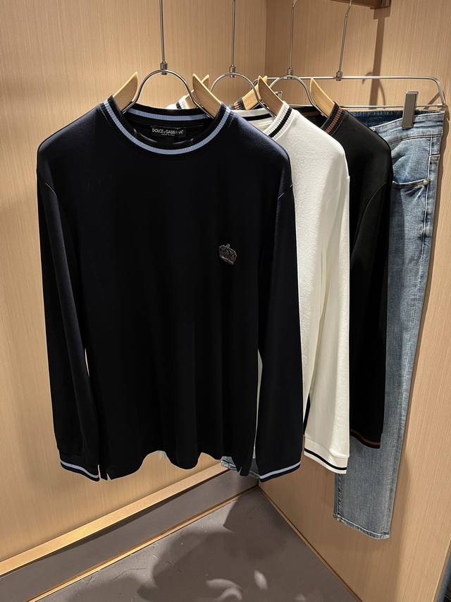 Dolce&Gabba*A 杜嘉*纳2025秋冬新款男女同款打底长袖T恤，专柜同步发售！定制专属纯棉面料，胸前Logo图案徽章设计！简约大方，从容百搭，档次极高